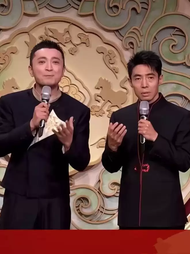 撒贝宁携妻儿回武汉,躬身和网友合影数他最高,穿厚底鞋得有180