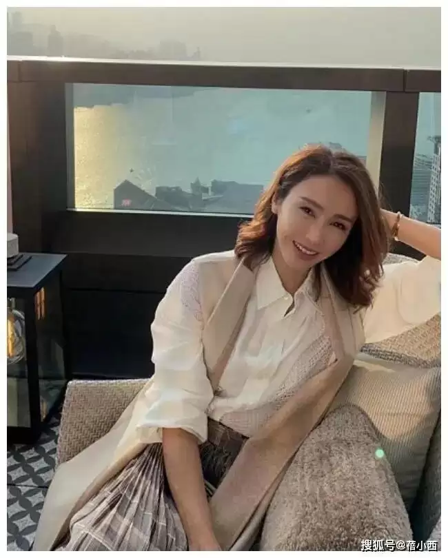 54岁黎姿同框富商老公高调庆生！穿白T恤超减龄，被宠上天好幸福