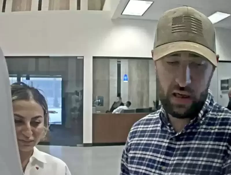 只因碰了下肩 华妇银行卡狂被盗刷 警惕这类案件