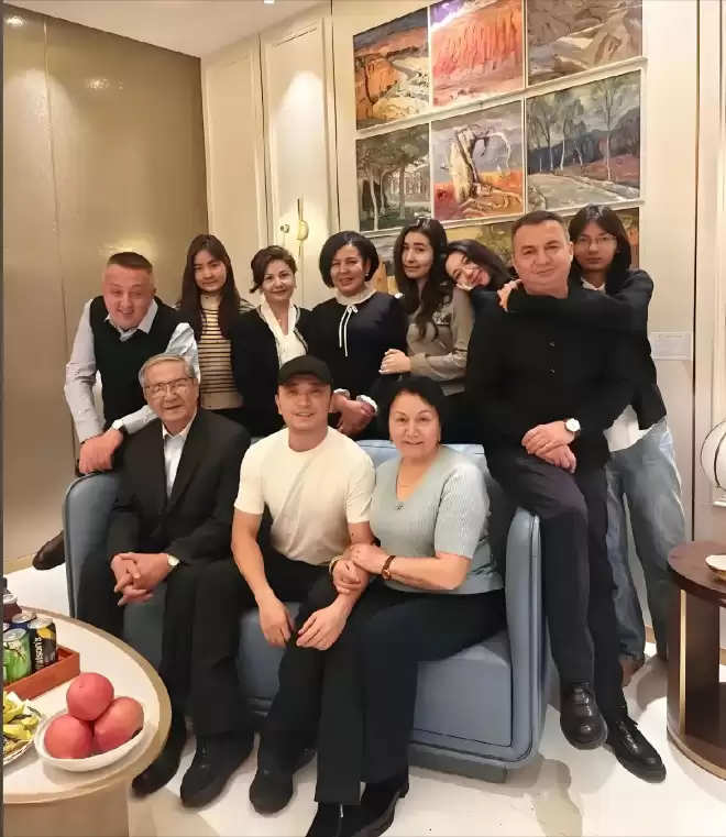 央视主持人小尼:降生是父母的无奈，他用爱....