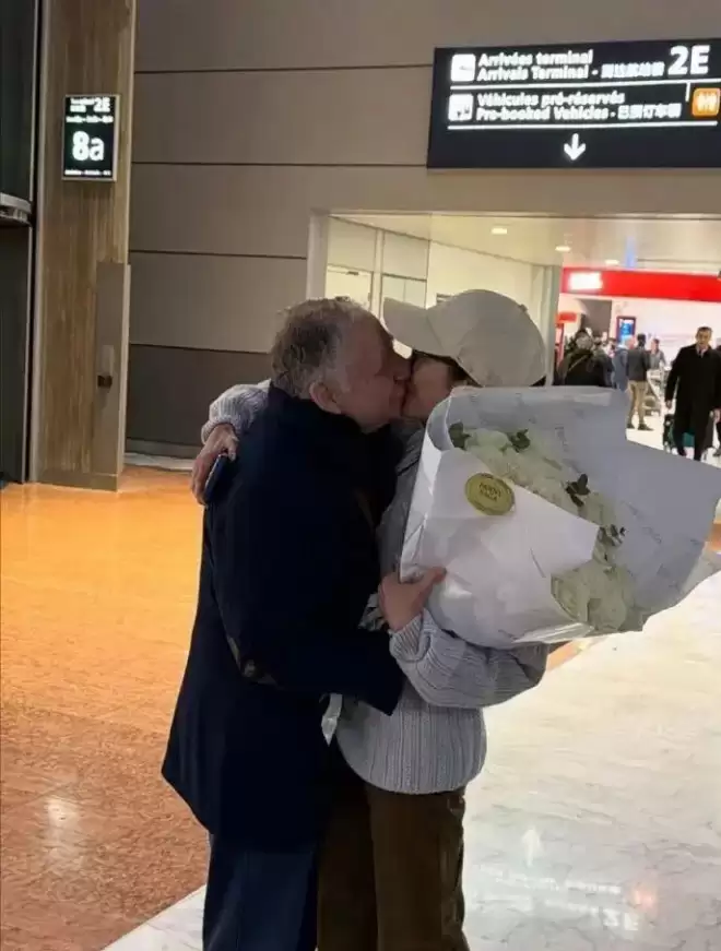 杨紫琼在机场与老公拥吻 两人对视低调又浪漫
