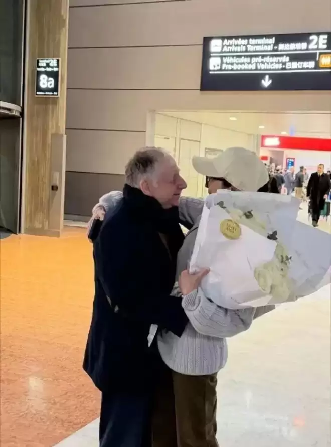 杨紫琼在机场与老公拥吻 两人对视低调又浪漫