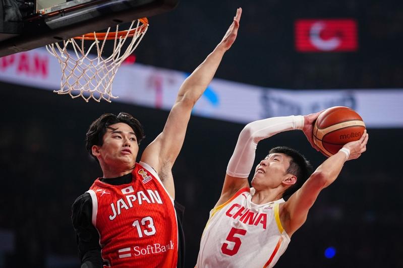 不甩“无底线黑哨” 中国男篮15分大逆转、打败日本