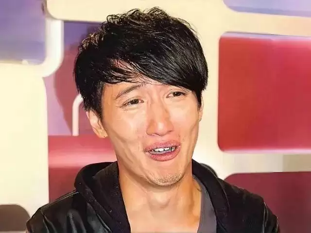 香港知名男星婚内出轨,和陌生女子地铁上又搂又抱