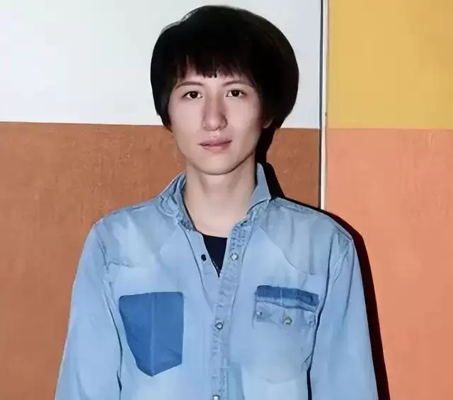香港知名男星婚内出轨,和陌生女子地铁上又搂又抱