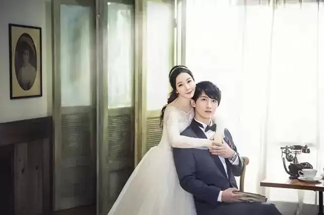 香港知名男星婚内出轨,和陌生女子地铁上又搂又抱