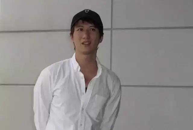 香港知名男星婚内出轨,和陌生女子地铁上又搂又抱