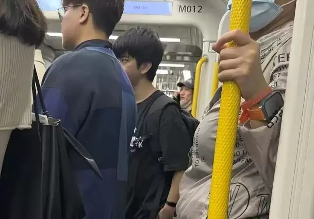 香港知名男星婚内出轨,和陌生女子地铁上又搂又抱