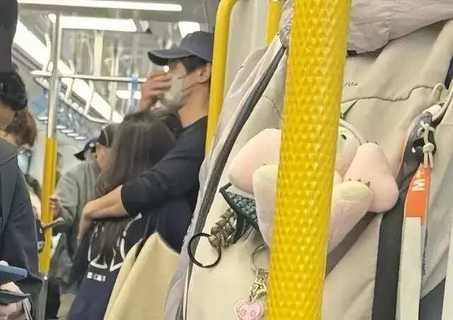 香港知名男星婚内出轨,和陌生女子地铁上又搂又抱