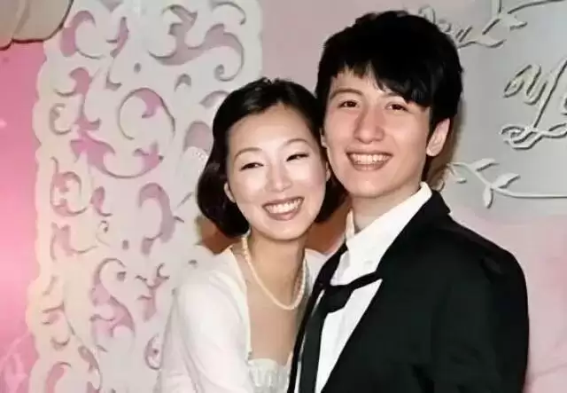 香港知名男星婚内出轨,和陌生女子地铁上又搂又抱