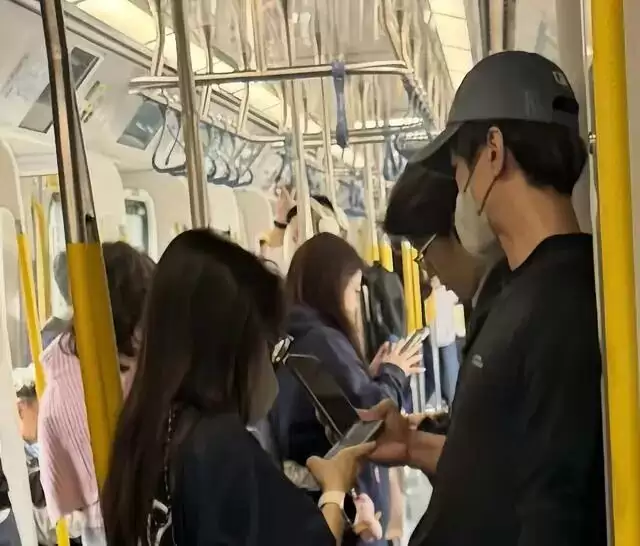 香港知名男星婚内出轨,和陌生女子地铁上又搂又抱
