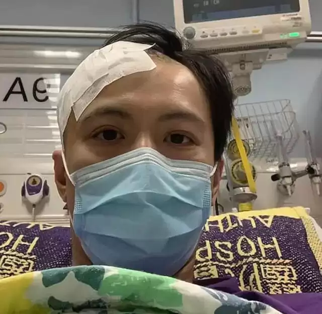 香港知名男星婚内出轨,和陌生女子地铁上又搂又抱