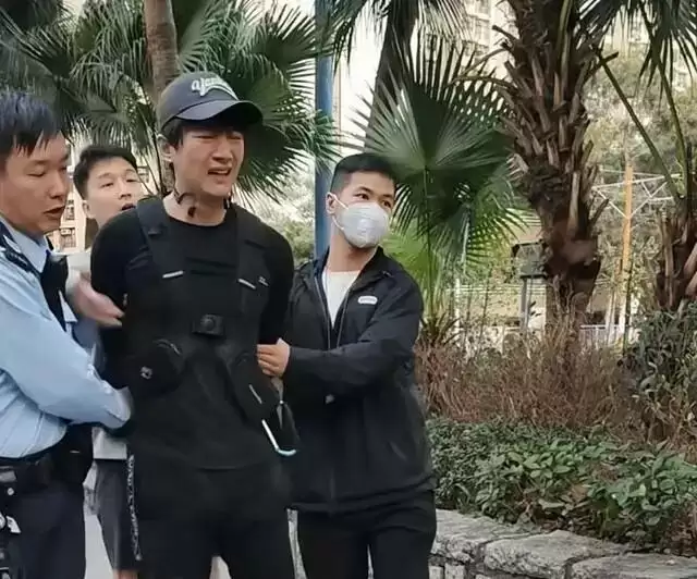 香港知名男星婚内出轨,和陌生女子地铁上又搂又抱