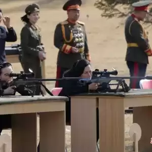 继位培训？ 朝鲜官媒罕见公开金主爱持枪射击照