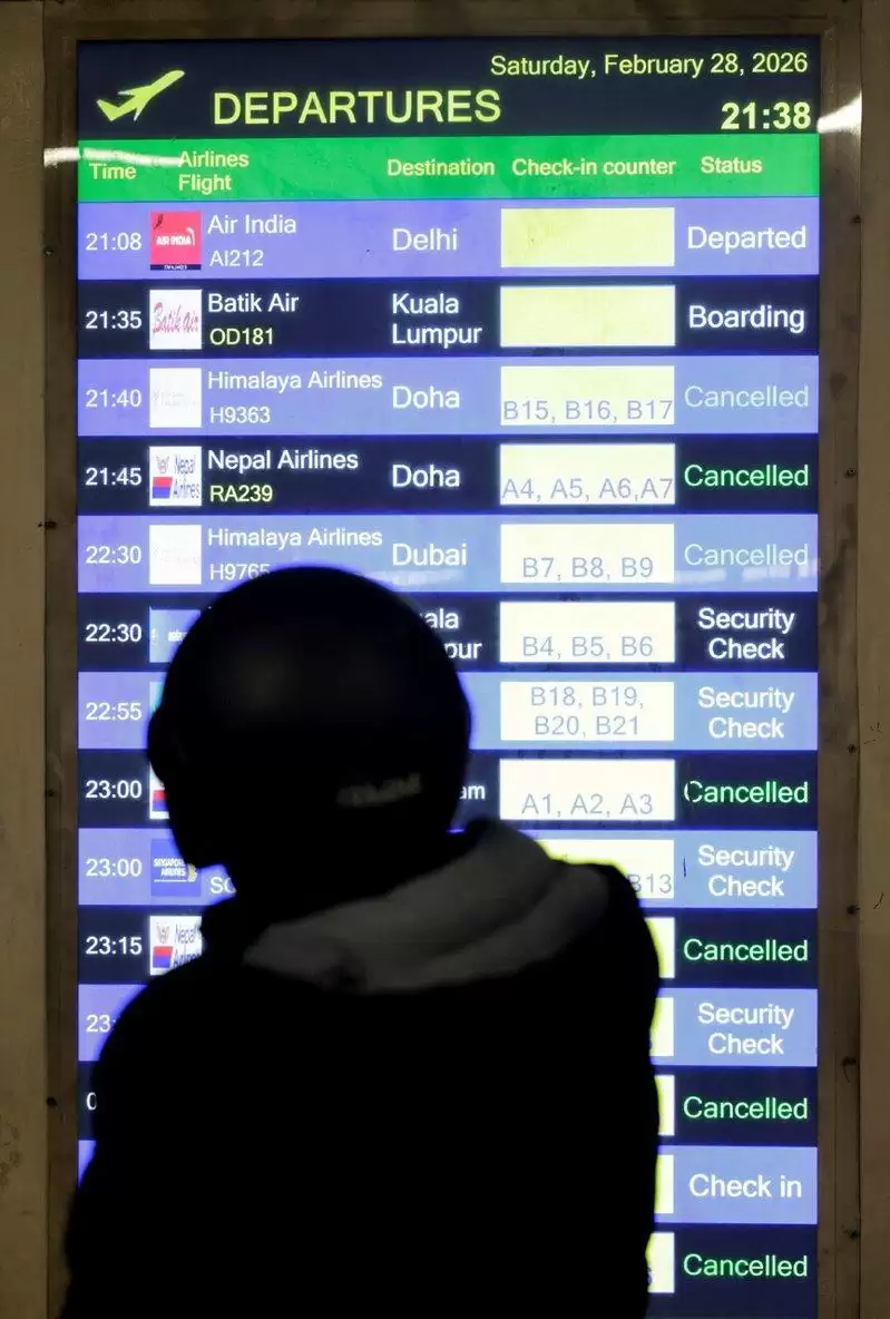美以空袭伊朗 中东领空几净空 数十万旅客滞留