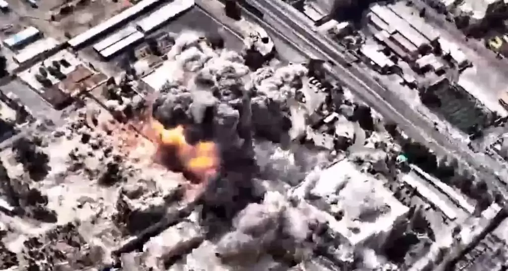 伊朗局势｜以色列公布首批空袭德黑兰影片  大量建筑物遭摧毁蘑菇云蔽天
