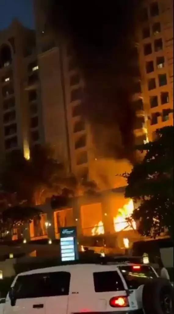 迪拜受袭 中国女戴头盔颈枕打地铺引关注：我怕死