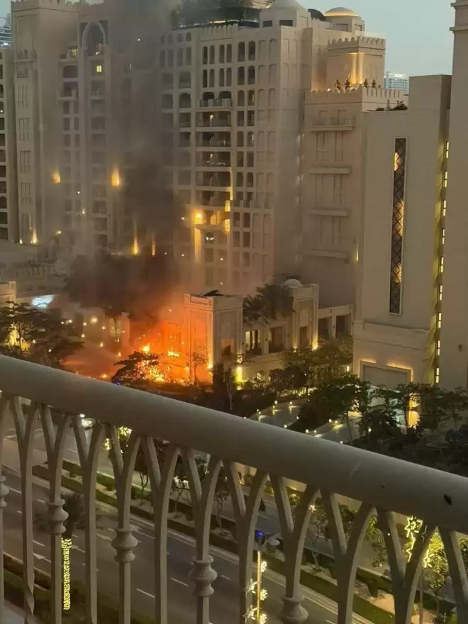 迪拜受袭 中国女戴头盔颈枕打地铺引关注：我怕死