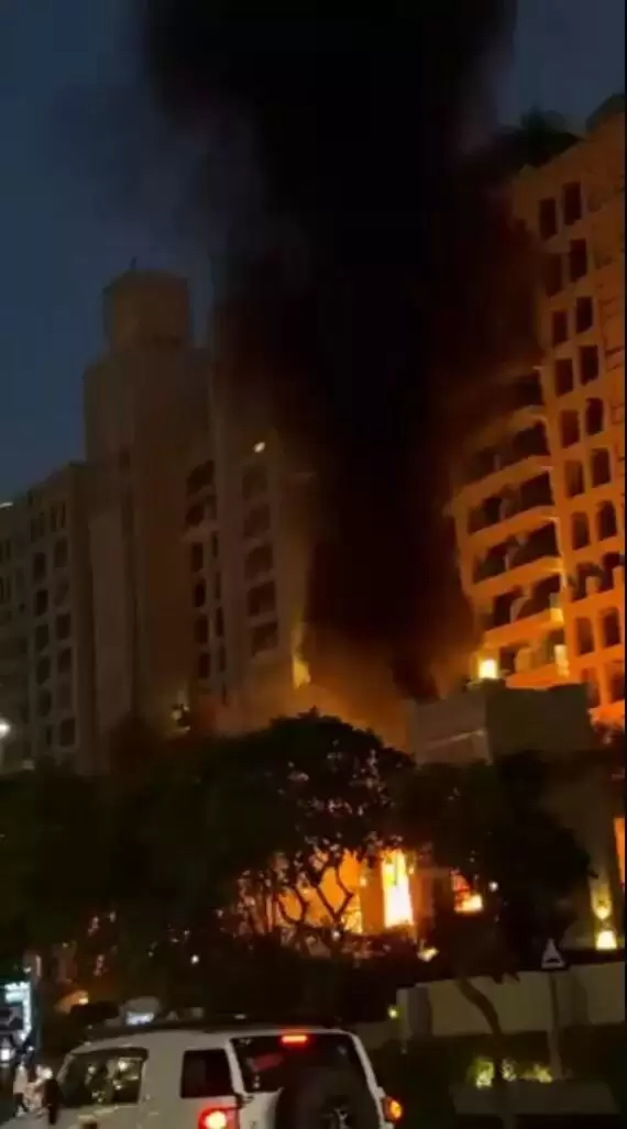 迪拜受袭 中国女戴头盔颈枕打地铺引关注：我怕死