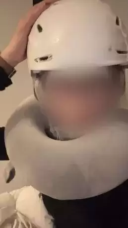 迪拜受袭 中国女戴头盔颈枕打地铺引关注：我怕死