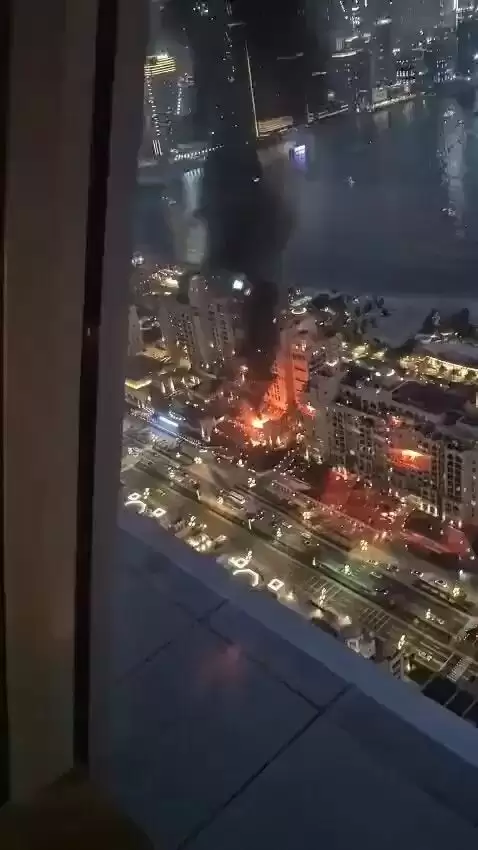 迪拜受袭 中国女戴头盔颈枕打地铺引关注：我怕死
