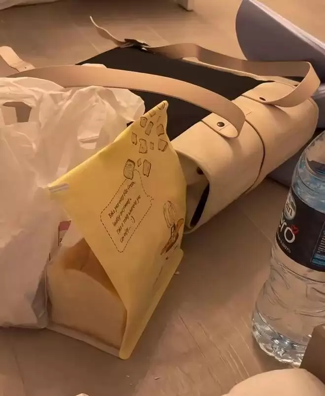 迪拜受袭 中国女戴头盔颈枕打地铺引关注：我怕死