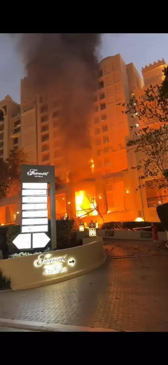 迪拜受袭 中国女戴头盔颈枕打地铺引关注：我怕死