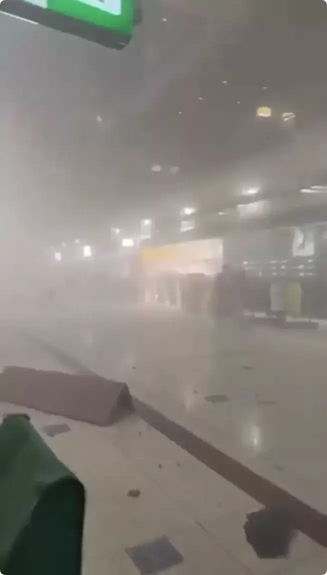 迪拜受袭 中国女戴头盔颈枕打地铺引关注：我怕死