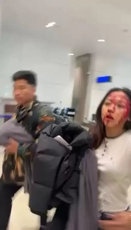 迪拜受袭 中国女戴头盔颈枕打地铺引关注：我怕死