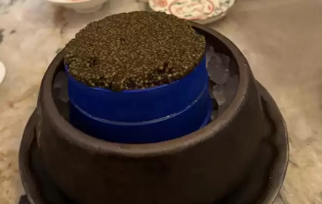 63岁关之琳春节聚餐，素雅装扮难掩优雅气质，香槟配鱼子酱会享受