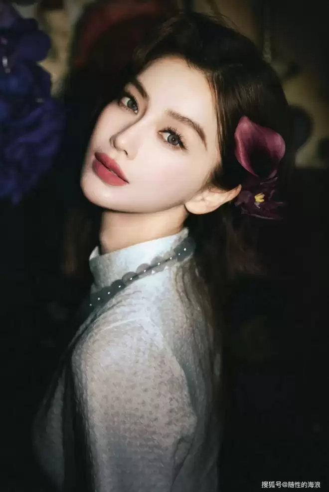 Angelababy生日写真大片，解锁紫罗兰中式美人，旗袍配紫瞳美出新高度