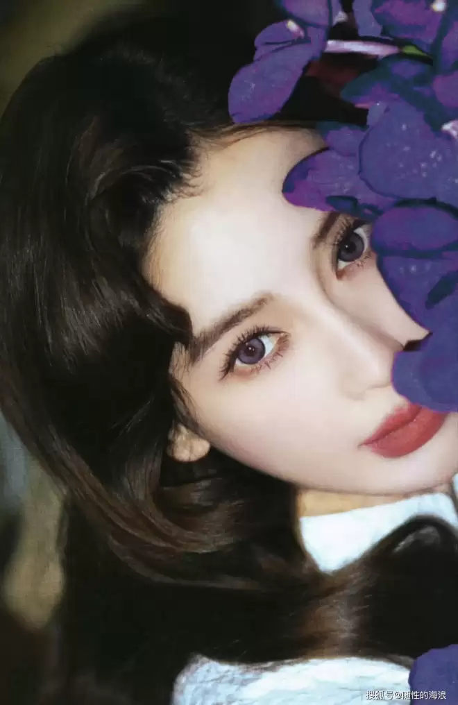 Angelababy生日写真大片，解锁紫罗兰中式美人，旗袍配紫瞳美出新高度