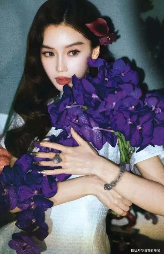 Angelababy生日写真大片，解锁紫罗兰中式美人，旗袍配紫瞳美出新高度