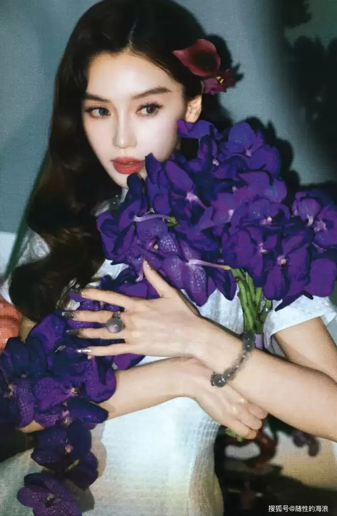 Angelababy生日写真大片，解锁紫罗兰中式美人，旗袍配紫瞳美出新高度