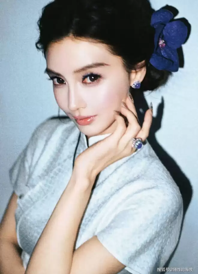 Angelababy生日写真大片，解锁紫罗兰中式美人，旗袍配紫瞳美出新高度