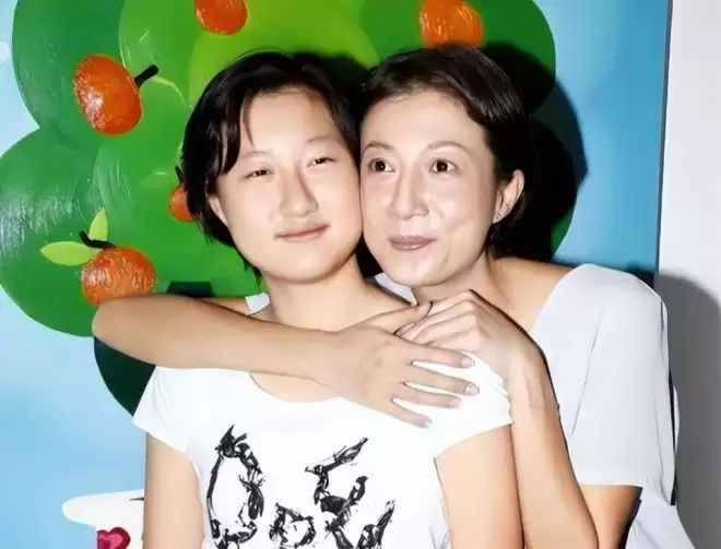 成龙女儿吴卓林：我的同性太太，也抛弃了我