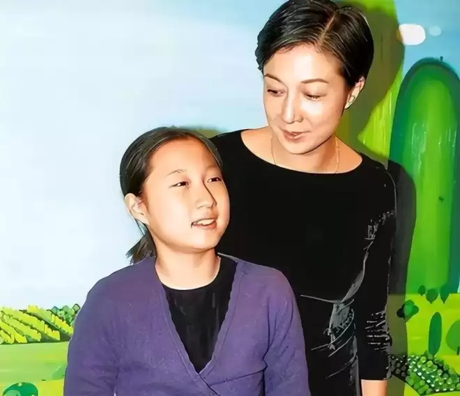 成龙女儿吴卓林：我的同性太太，也抛弃了我