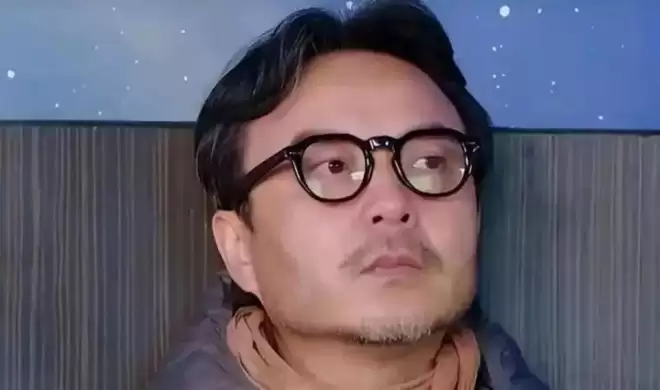 51岁汪涵现状：常年居住在长沙，穿人字拖嚼槟榔