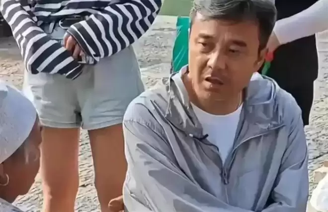 51岁汪涵现状：常年居住在长沙，穿人字拖嚼槟榔