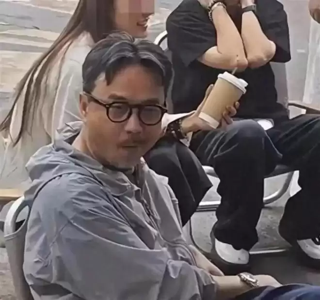 51岁汪涵现状：常年居住在长沙，穿人字拖嚼槟榔