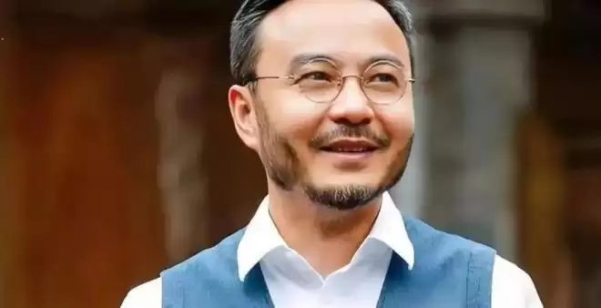 51岁汪涵现状：常年居住在长沙，穿人字拖嚼槟榔