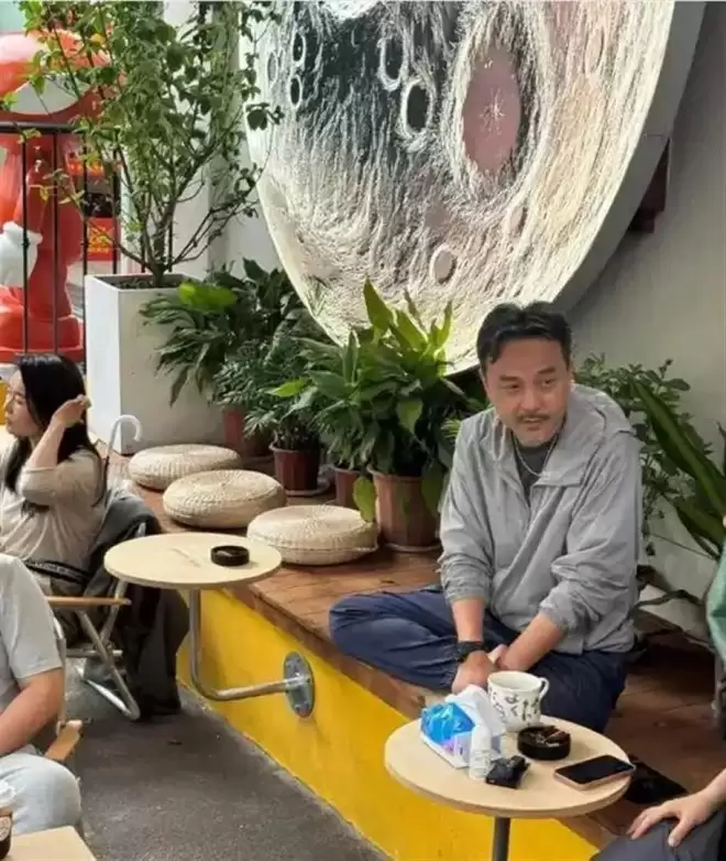 51岁汪涵现状：常年居住在长沙，穿人字拖嚼槟榔