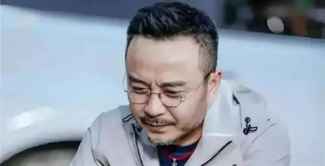 51岁汪涵现状：常年居住在长沙，穿人字拖嚼槟榔
