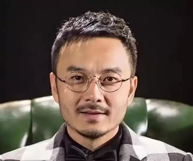 51岁汪涵现状：常年居住在长沙，穿人字拖嚼槟榔
