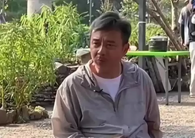 51岁汪涵现状：常年居住在长沙，穿人字拖嚼槟榔