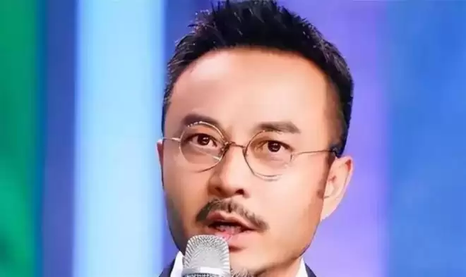51岁汪涵现状：常年居住在长沙，穿人字拖嚼槟榔
