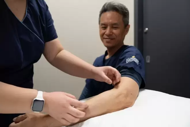 加拿大首个中医本科落地！安省高校培养中医针灸师，走向主流医疗