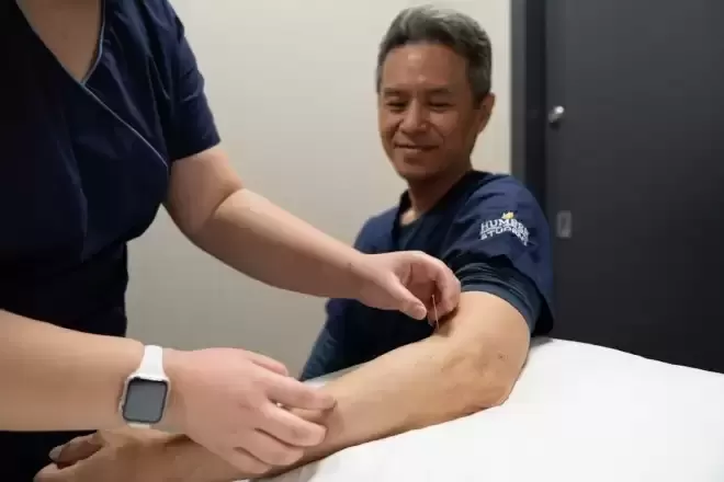 加拿大首个中医本科落地！安省高校培养中医针灸师，走向主流医疗