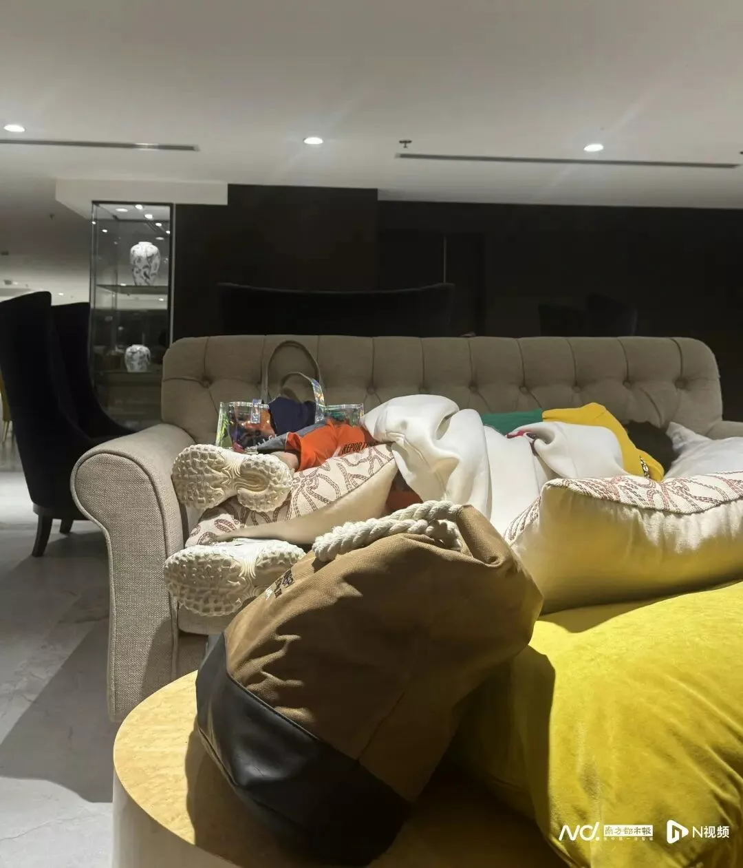 广州旅行团滞留巴林：轰炸点近在咫尺 只想远离战场