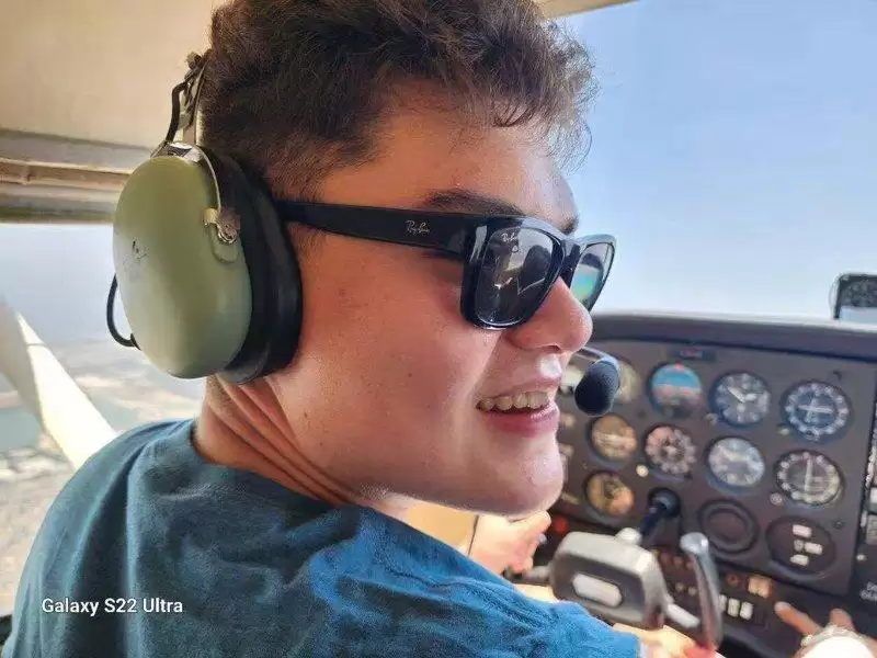 华人母亲助自闭症儿子获飞行执照 遇空中险情也不放弃